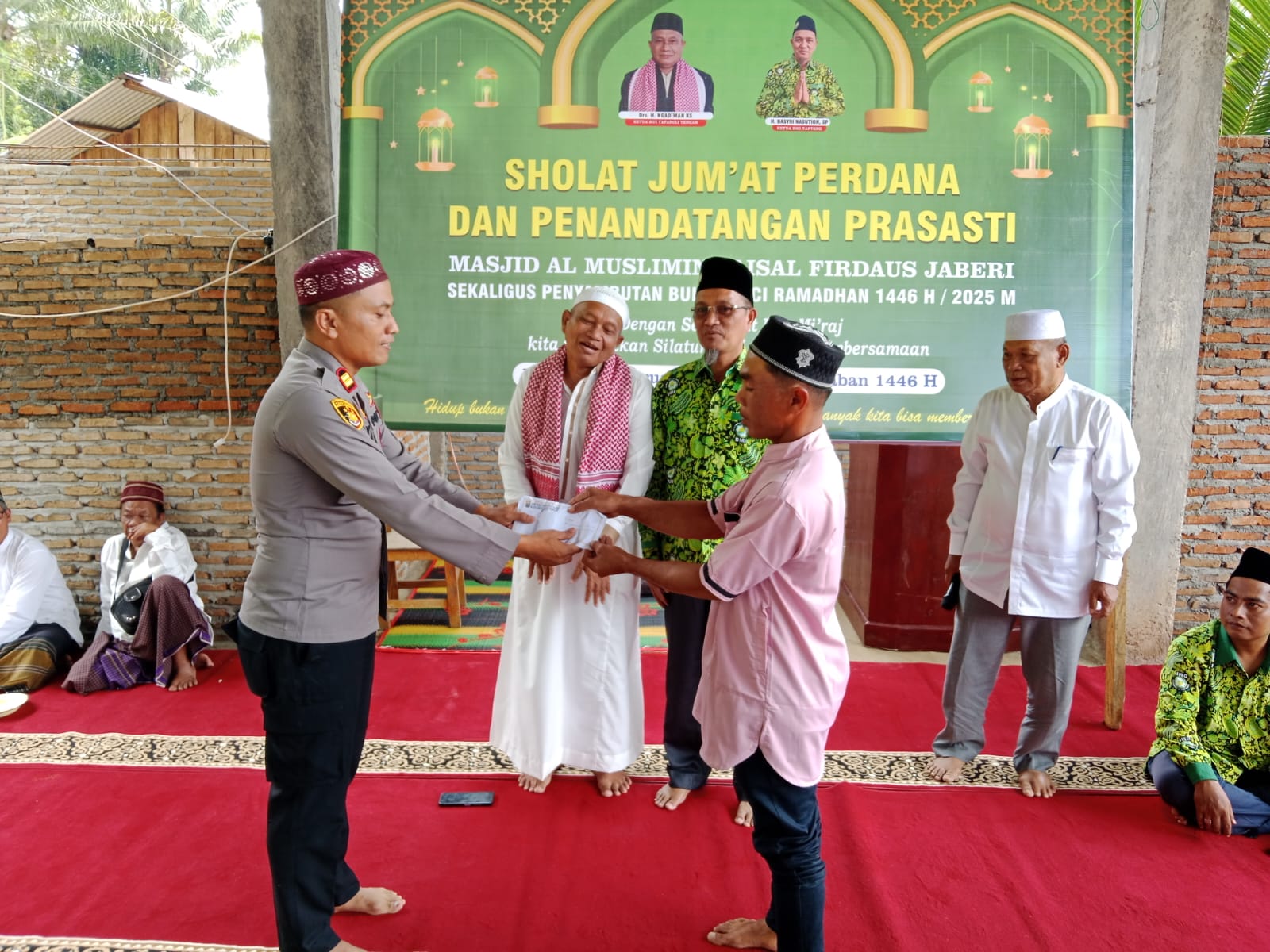 Kapolsek Pandan, Iptu Zul Efendi mewakili Kapolres Tapteng memberikan bantuan dana untuk pembangunan Masjid Al Muslimin Faisal Firdaus Jaberi di Desa Mardame, Kecamatan Sitahuis, Jumat (21/2). Waspada/ist