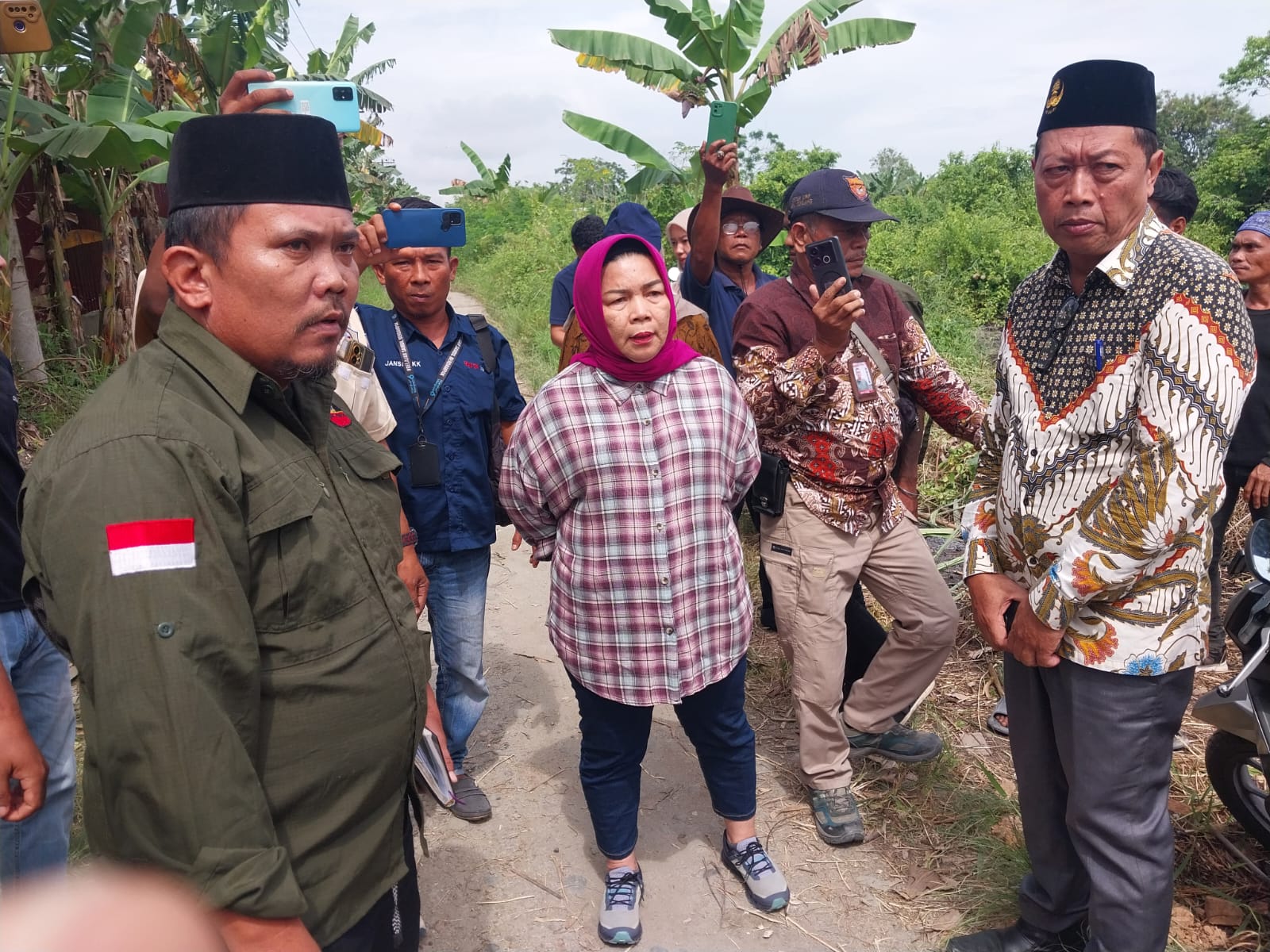 Kadis LHK Sumut Pimpin Warga Bongkar Pagar yang Berdiri Di Hutan Lindung Pantai Labu