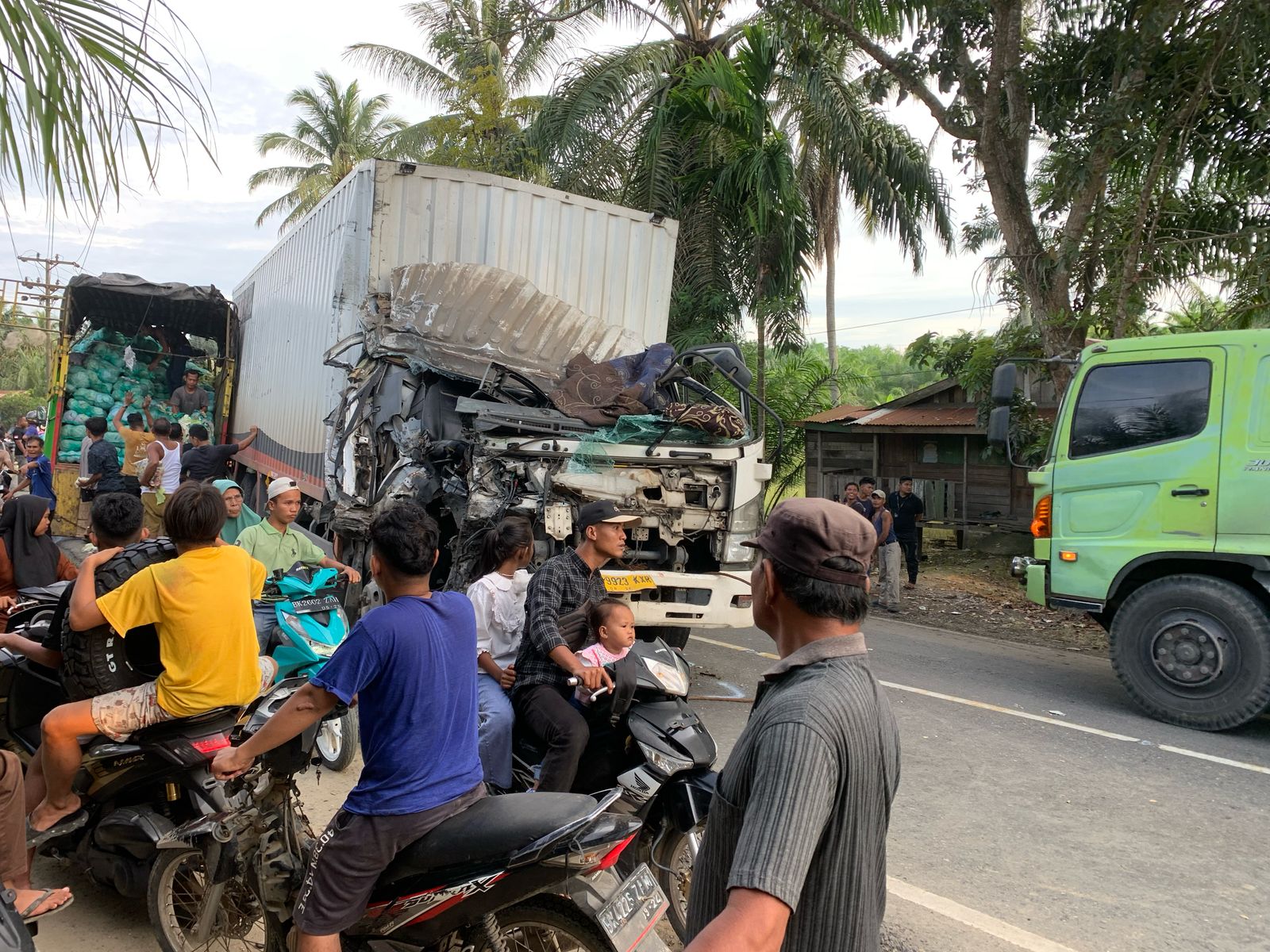 Truk Tabrakan, Jalinsum Torgamba Macet