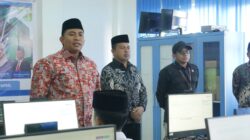 Kabid Penmad Kanwil Kemenag Sumut Dr. H. Erwin Pinayungan Dasopang, SE, M.Si (kiri) bersama Kepala MAN IC Tapanuli Selatan Abdul Hakim Siregar, S.Pd.I, M.S.I (tengah) meninjau pelaksanaan CBT SNPBD MAN IC Tapsel, Sabtu (22/2/2025). Waspada/ist.