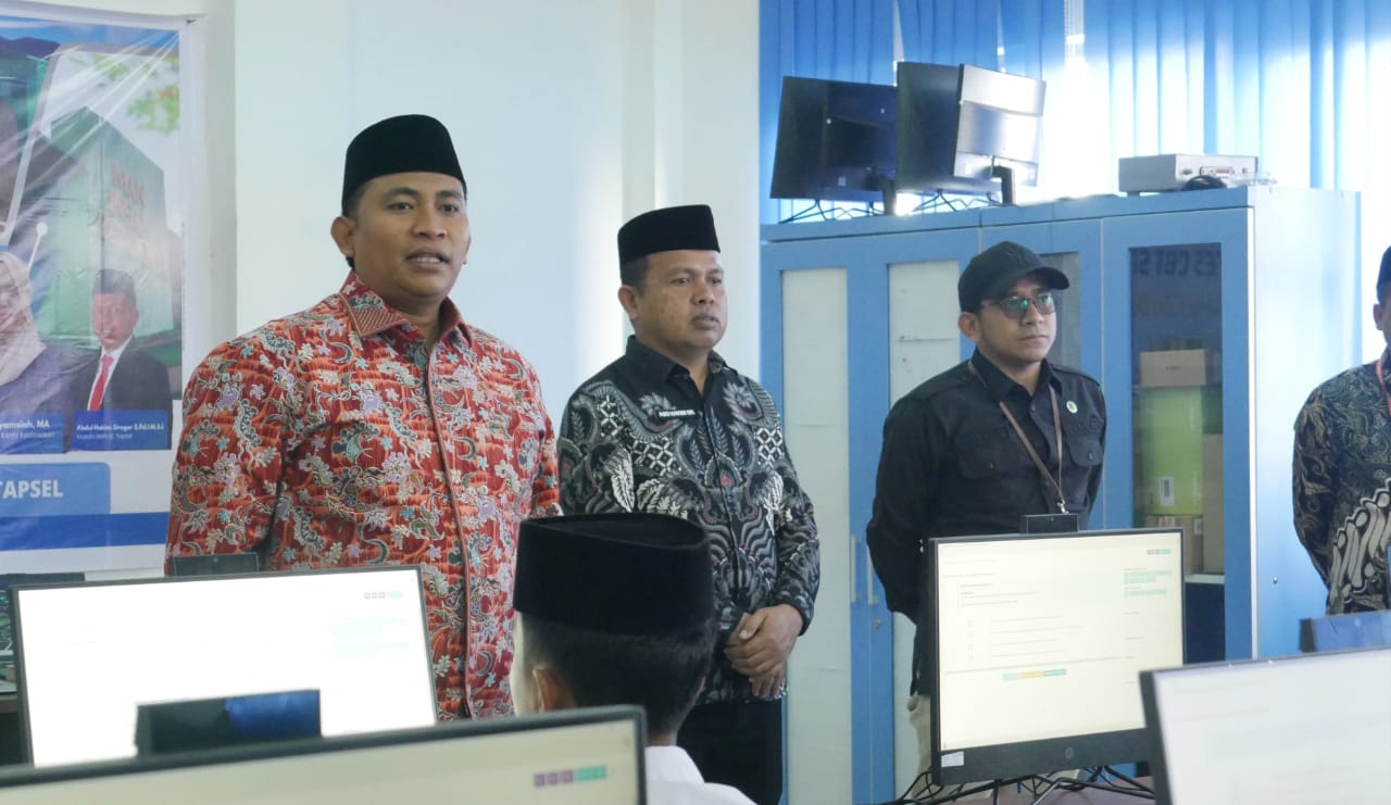 Kabid Penmad Kanwil Kemenag Sumut Dr. H. Erwin Pinayungan Dasopang, SE, M.Si (kiri) bersama Kepala MAN IC Tapanuli Selatan Abdul Hakim Siregar, S.Pd.I, M.S.I (tengah) meninjau pelaksanaan CBT SNPBD MAN IC Tapsel, Sabtu (22/2/2025). Waspada/ist.