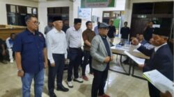 Ketua Yayasan Abulyatama, Rusli Muhammad melantik Nurlis Effendi sebagai Rektor Universitas Abulyatama (Unaya) Aceh bersama empat wakil rektor di Balai Pertemuan Kampus Abulyatama, Lampoh Keudee, Aceh Besar, Sabtu (22/2). Waspada/Ist