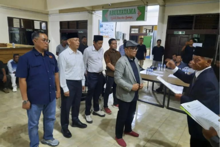 Ketua Yayasan Abulyatama, Rusli Muhammad melantik Nurlis Effendi sebagai Rektor Universitas Abulyatama (Unaya) Aceh bersama empat wakil rektor di Balai Pertemuan Kampus Abulyatama, Lampoh Keudee, Aceh Besar, Sabtu (22/2). Waspada/Ist