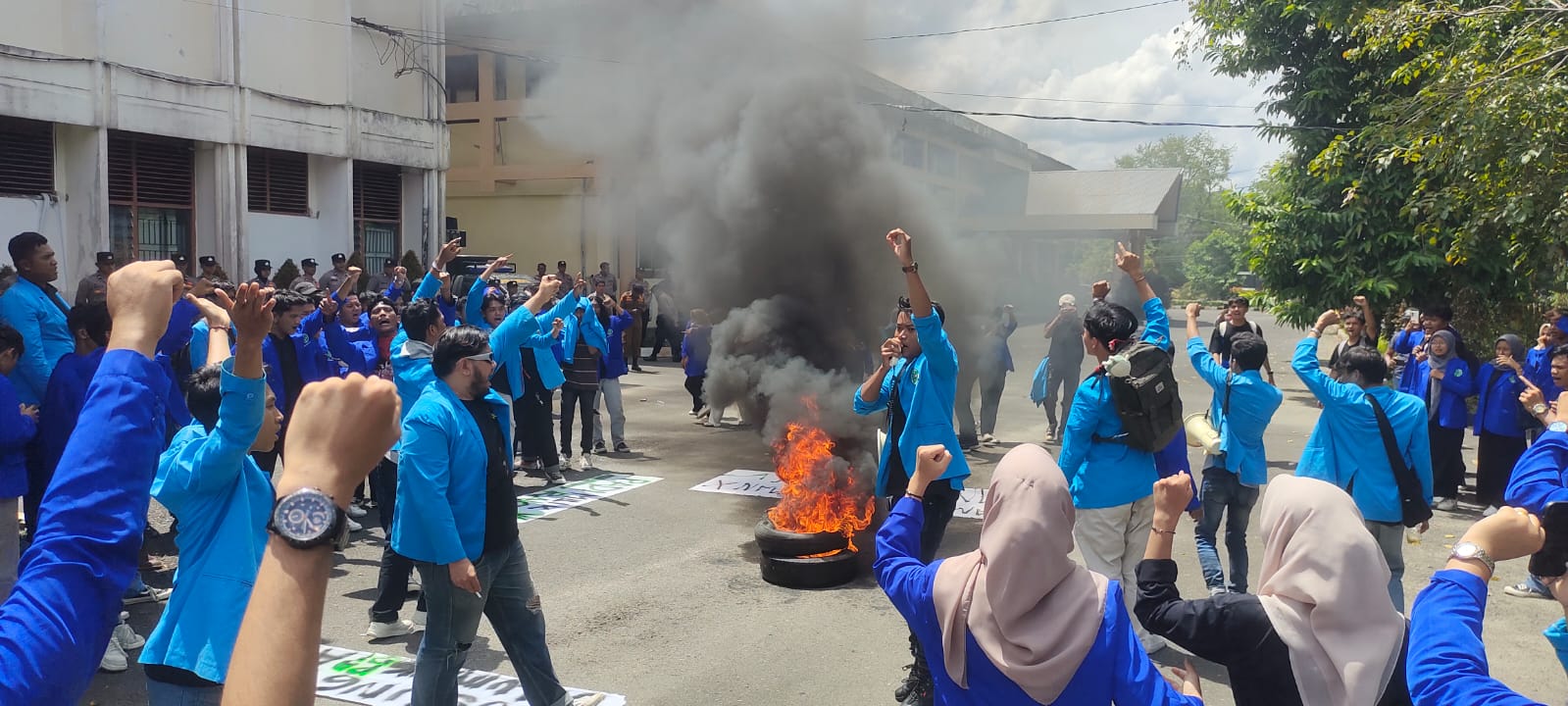 Ratusan mahasiswa Unsam Langsa melakukan aksi demo dengan membakar ban di gedung DPRK Langsa terkait pemerintah yang dinilai telah mengeluarkan kebijakan yang tidak berpihak kepada rakyat dan kekisruhan yang terjadi di internal DPRK serta isu sosial yang sedang marak di Kota Langsa, Senin (14/2). Waspada/dede