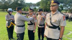 Prosesi sertijab Wakapolres Abdya dari Kompol Asyari Hendri ke Kompol Misyanto, dipimpin Kapolres Abdya AKBP Agus Sulistianto SH SIK. Senin (24/2).Waspada/Syafrizal