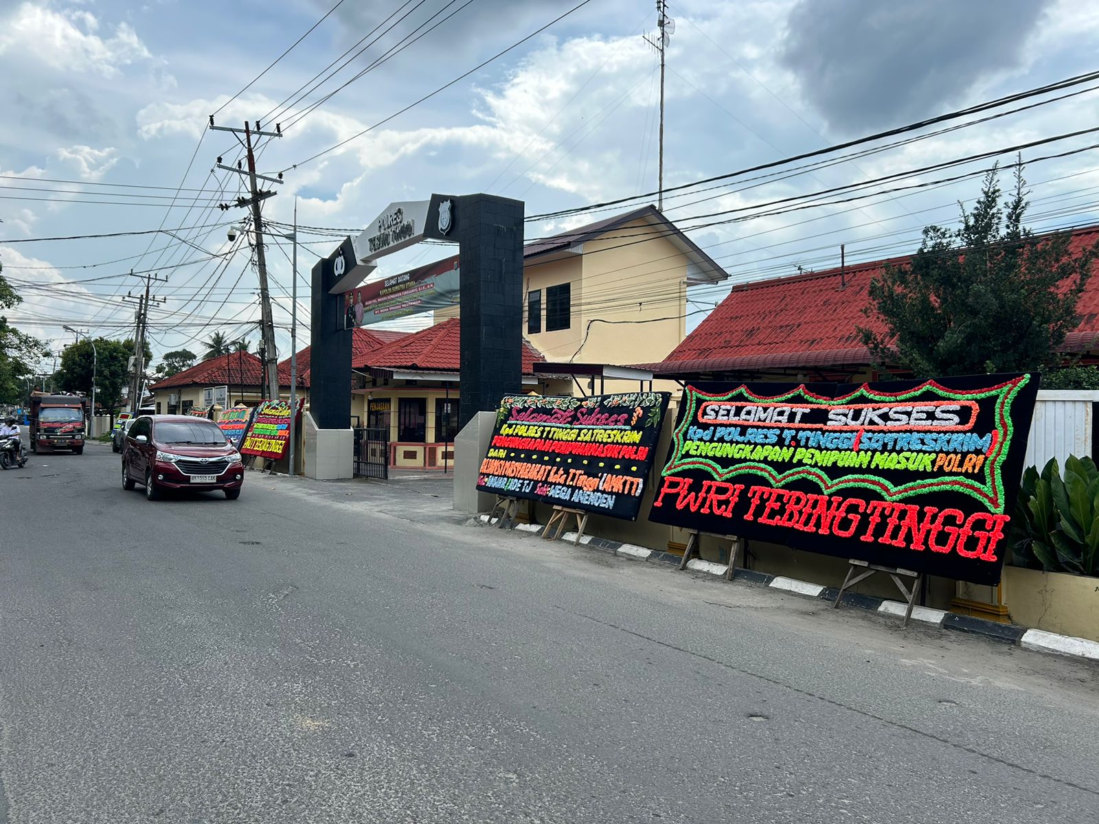 Papan bunga yang membanjiri Polres Tebingtinggi seusai mengangkap pelaku penipuan Casis Bintara Polri tahun 2024. Waspada/Kristian Brahmana