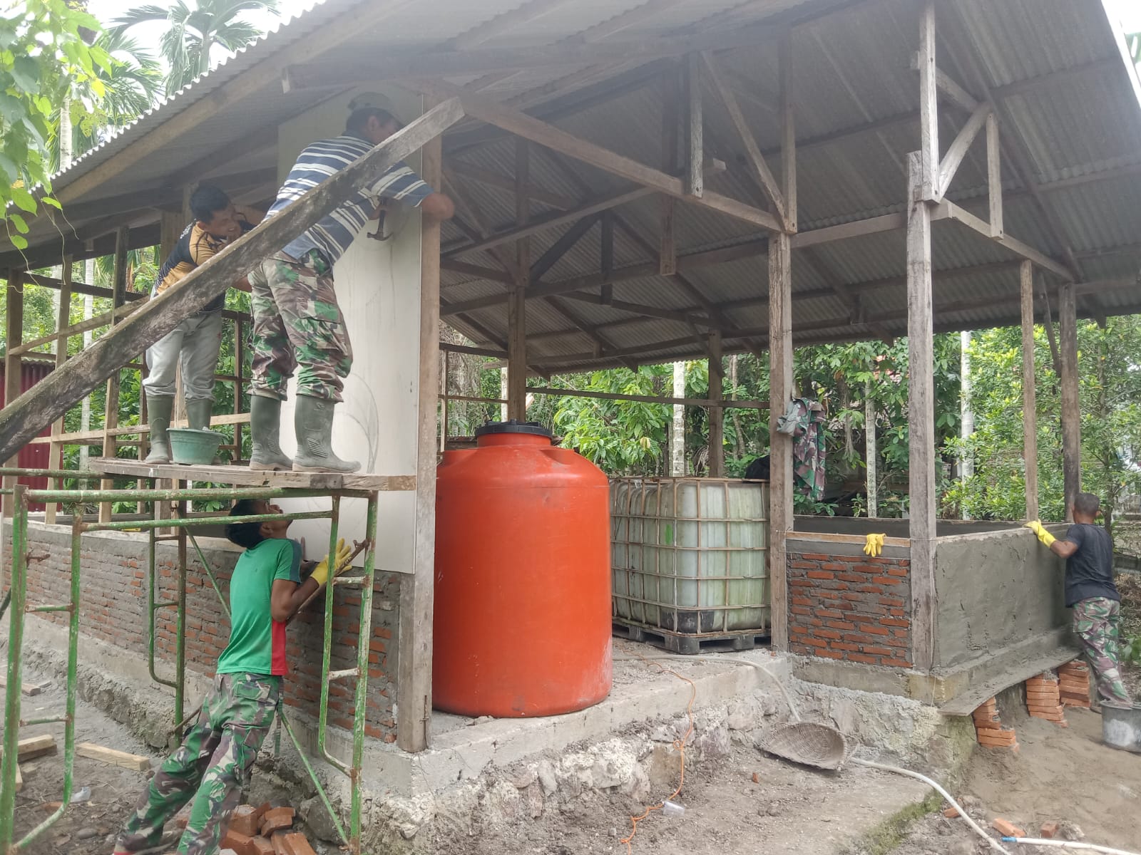 Tampak dalam gambar Tim Satgas TMMD Reguler ke 123 Kodim 0212/Sabang sedang mengerjakan rehabilitasi rumah tidak layak huni di Desa Jaboi Sabang. (Waspada/ist)