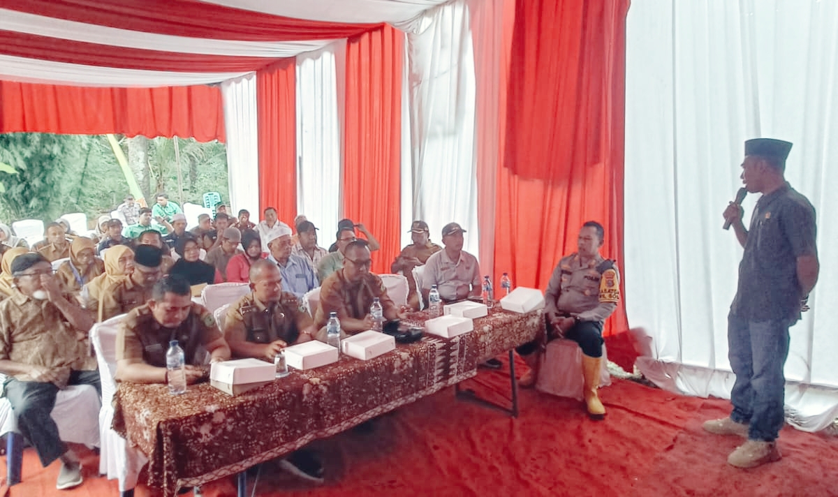 Kapolres Palas AKBP Diari Astetika, SIK diwakili Kapolsek Sosa AKP Mulyadi, SH saat acara launching program P2L si desa Ujung Batu I, kecamatan Hutaraja Tinggi, Senin (24/2). Waspada/Ist