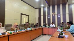 Kepala Bagian Perekonomian dan SDA Setdakab Aceh Besar, Darwan Asrizal, SE, MT bersama anggota TPID Aceh Besar saat mengikuti Rakor bersama Kemendagri secara virtual dari Kantor Bupati Aceh Besar, Kota Jantho, Senin (24/2). (Waspada/Ist)