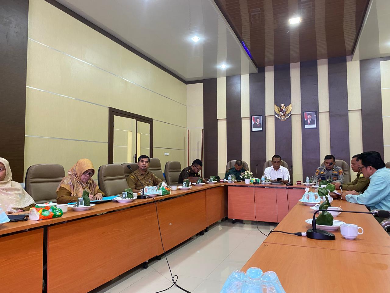 Kepala Bagian Perekonomian dan SDA Setdakab Aceh Besar, Darwan Asrizal, SE, MT bersama anggota TPID Aceh Besar saat mengikuti Rakor bersama Kemendagri secara virtual dari Kantor Bupati Aceh Besar, Kota Jantho, Senin (24/2). (Waspada/Ist)