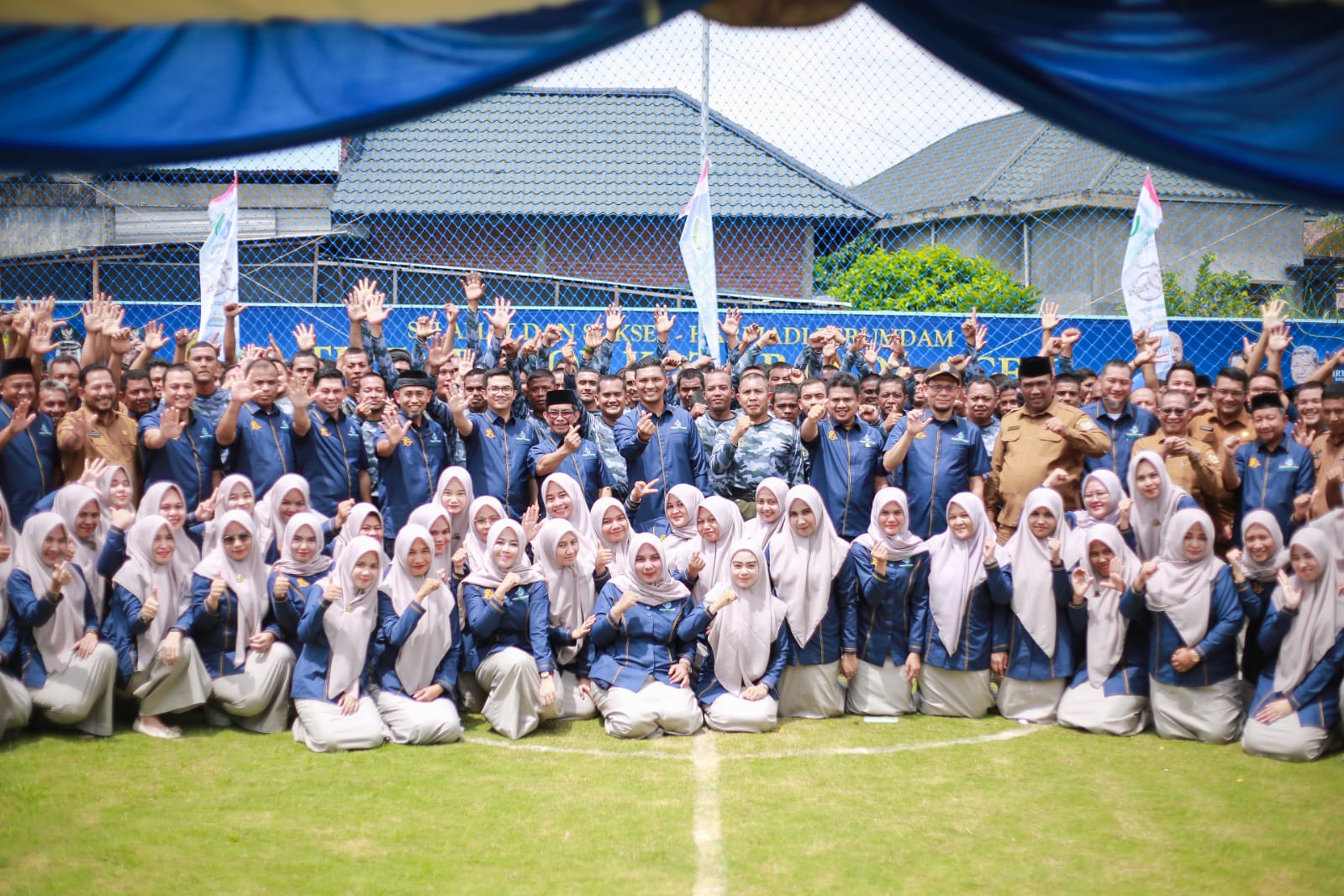 Wakil Wali Kota Banda Aceh Afdhal Khalilullah foto bersama dengan karyawan Perumdam Tirta Daroy Banda Aceh pada acara HUT nya ke-50, Senin (24/02/25).(Waspada/T.Mansursyah)