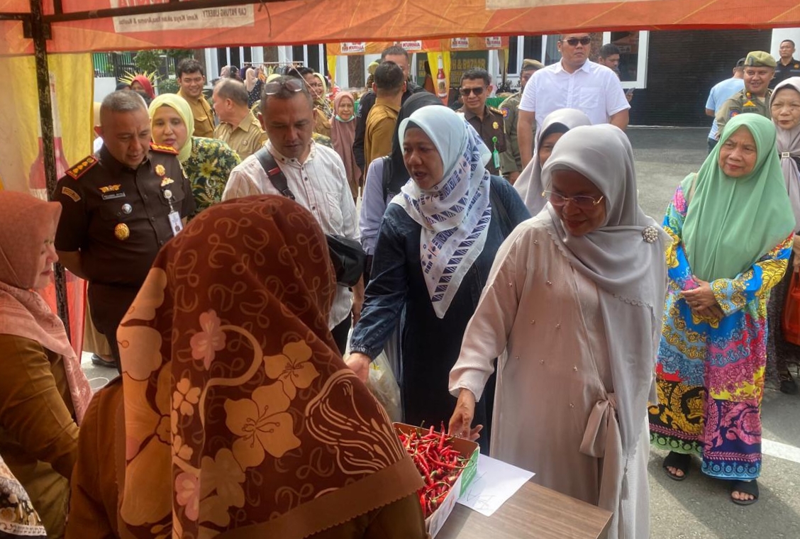 Kajari Deliserdang, Mochamad Jeffry dan jajarannya serta Ketua Umum Rumah Komunikasi Lintas Agama Hj Bunda Indah saat meninjau pasar murah. (Waspada/Edward Limbong).