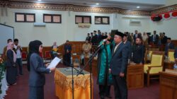 DPRK Aceh Barat melakukan sumpah anggota DPRK dalam PAW di ruang sidang utama DPRK setempat, Senin (24/2).(Waspada/Ist)