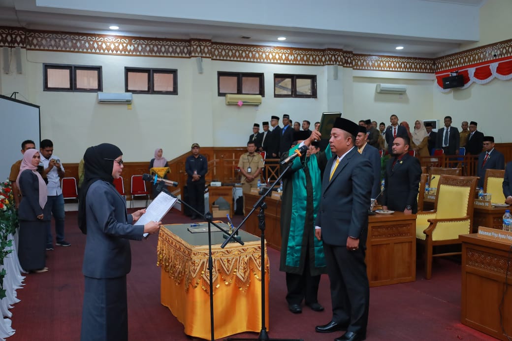 DPRK Aceh Barat melakukan sumpah anggota DPRK dalam PAW di ruang sidang utama DPRK setempat, Senin (24/2).(Waspada/Ist)