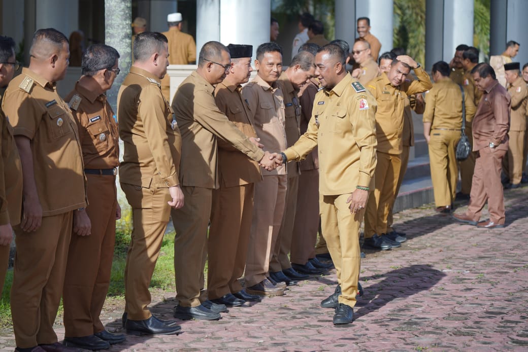 Wakil Bupati Raja Sayang memimpin apel perdana di halaman Kantor Bupati Nagan Raya, Senin (24/2).(Waspada/Ist)