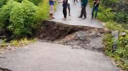 JEMBATAN Jalan Sibatuloting Dusun II, Desa Tipang, Kec. Baktirja amblas tergerus arus sungai. Waspada/Ist