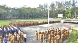 ASN Pemkab Aceh Tamiang mengikuti apel perdana pada Senin (24/2) di lapangan tribun kantor bupati setempat. (Waspada/Yusri).