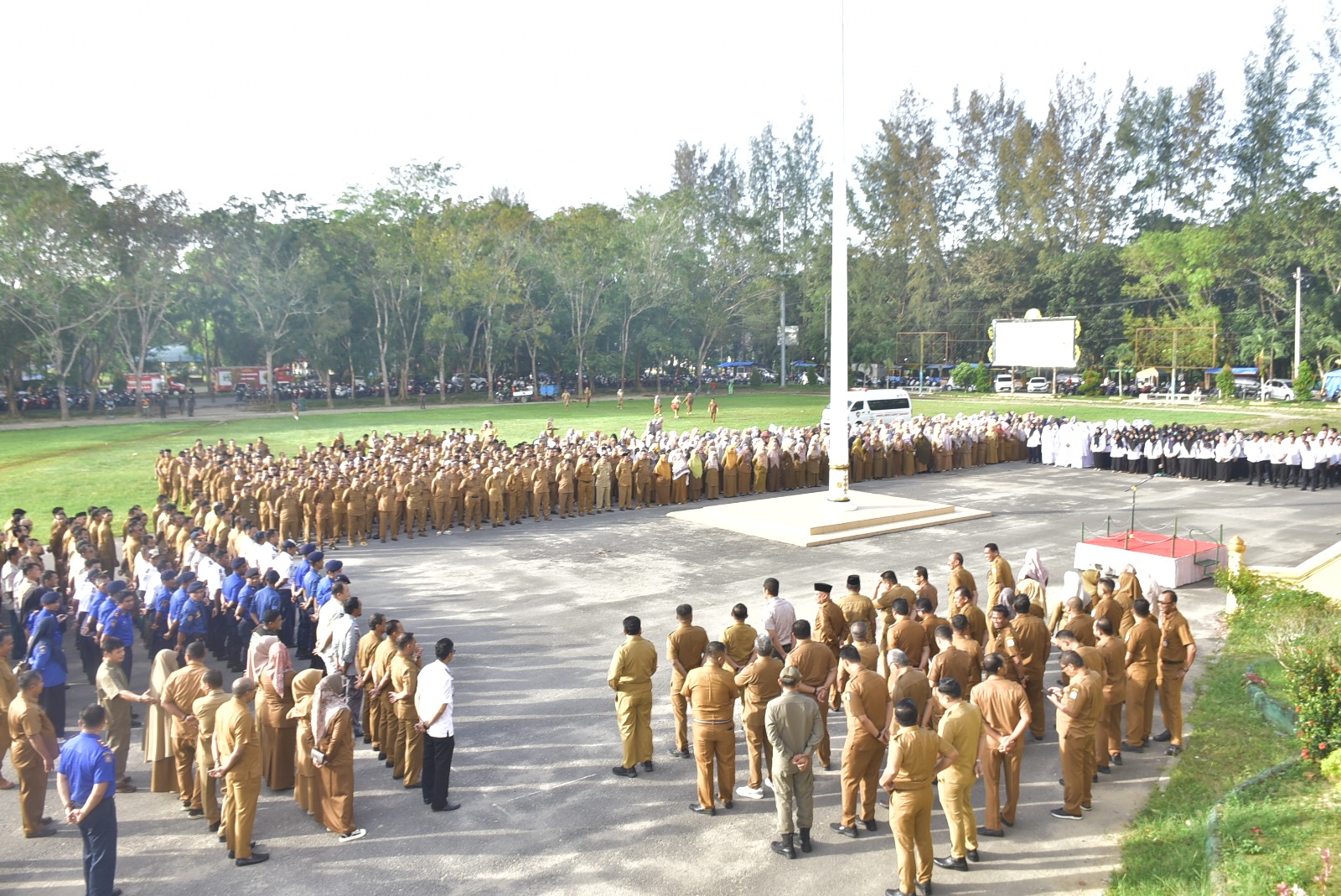 ASN Pemkab Aceh Tamiang mengikuti apel perdana pada Senin (24/2) di lapangan tribun kantor bupati setempat. (Waspada/Yusri).