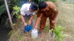 Dinas Lingkungan Hidup Kabupaten Serdang Bedagai mengambil sampel air sungai di belakang pabrik tapioka PT PM. (Waspada/ist)