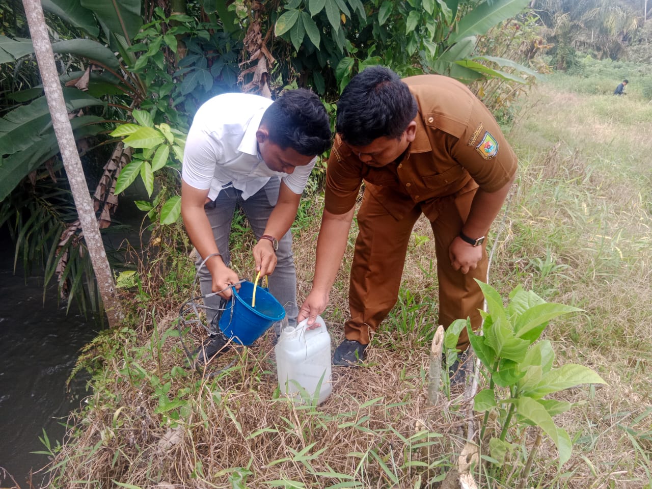 Diduga Limbah PT PM Cemari Dua Aliran Sungai Di Sergai