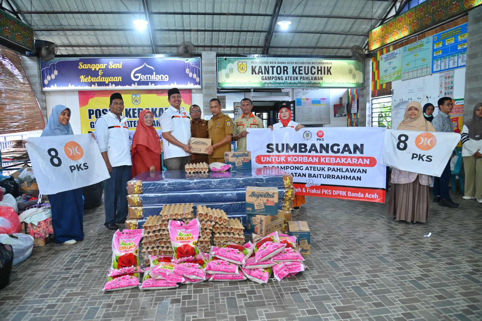 Ketua DPRK Banda Aceh Irwansyah bersama Fraksi PKS DPRK Banda Aceh menyerahkan bantuan kepada korban kebakaran di Ateuk Pahlawan, Kecamatan Baiturrahman Banda Aceh, Senin (24/02/25).(Waspada/T.Mansursyah)