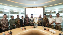 Ketum PP Muhammadiyah Berikan Penghargaan Kepada Dirut Holding Perkebunan Nusantara