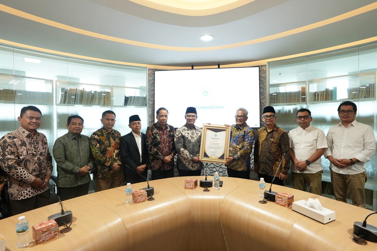 Ketum PP Muhammadiyah Berikan Penghargaan Kepada Dirut Holding Perkebunan Nusantara