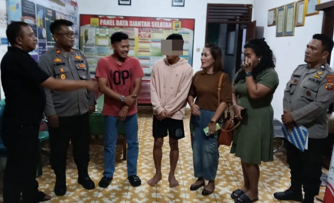 Polres Pematangsiantar melalui Polsek Sianțar Selatan merespon dengan cepat laporan masyarakat dengan mengamankan seorang pelajar yang melakukan percobaan bunuh diri di Jl. Gereja, Kel. Kristen, Kec. Sianțar Selatan, Minggu (23/2) sekitar pukul 14:05.(Waspada-Ist).