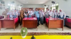 Wakasek SMA Negeri 1 Beringin, Aron Rinol Saing, Ketua Lisbon Situmorang dan lainnya saat berfoto bersama. (Waspada/ist).