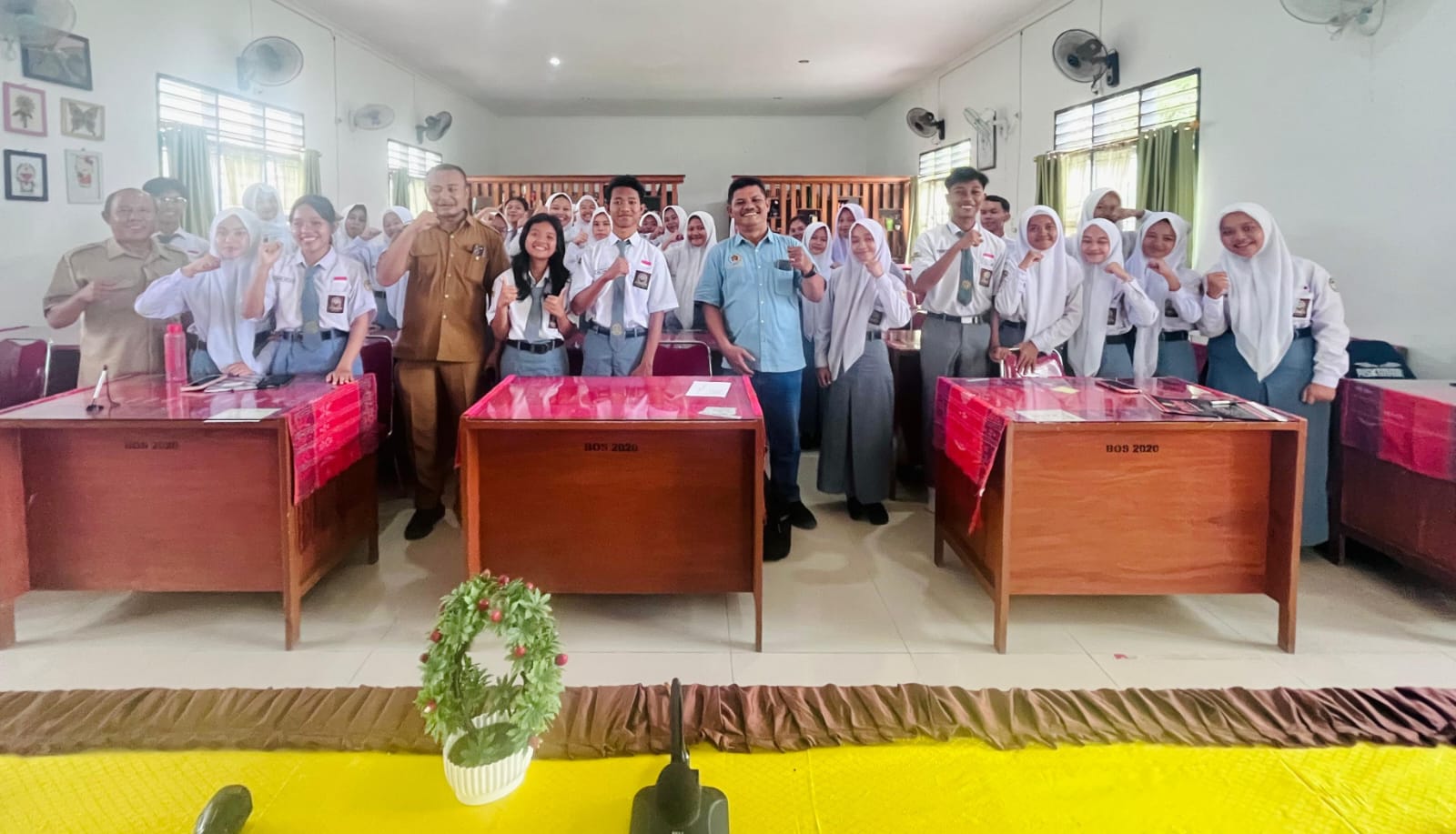 Wakasek SMA Negeri 1 Beringin, Aron Rinol Saing, Ketua Lisbon Situmorang dan lainnya saat berfoto bersama. (Waspada/ist).