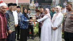 Wakil Wali Kota Herlina (kiri) menyerahkan piala juara umum MTQ ke-57 tingkat Kec. Sianțar Martoba kepada Kel. Sumber Jaya usai menutup MTQ itu mewakili Wali Wesly Silalahi di halaman Kantor Lurah Nagapitu, Kec. Sianțar Martoba, Minggu (23/2).(Waspada-Ist).