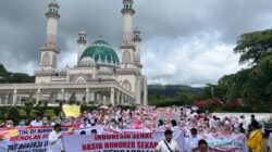 Ratusan massa aksi unjukrasa bergerak dari depan Masjid Agung Syahrun Nur menuju kantor DPRD Tapsel. (Waspada/Ist)