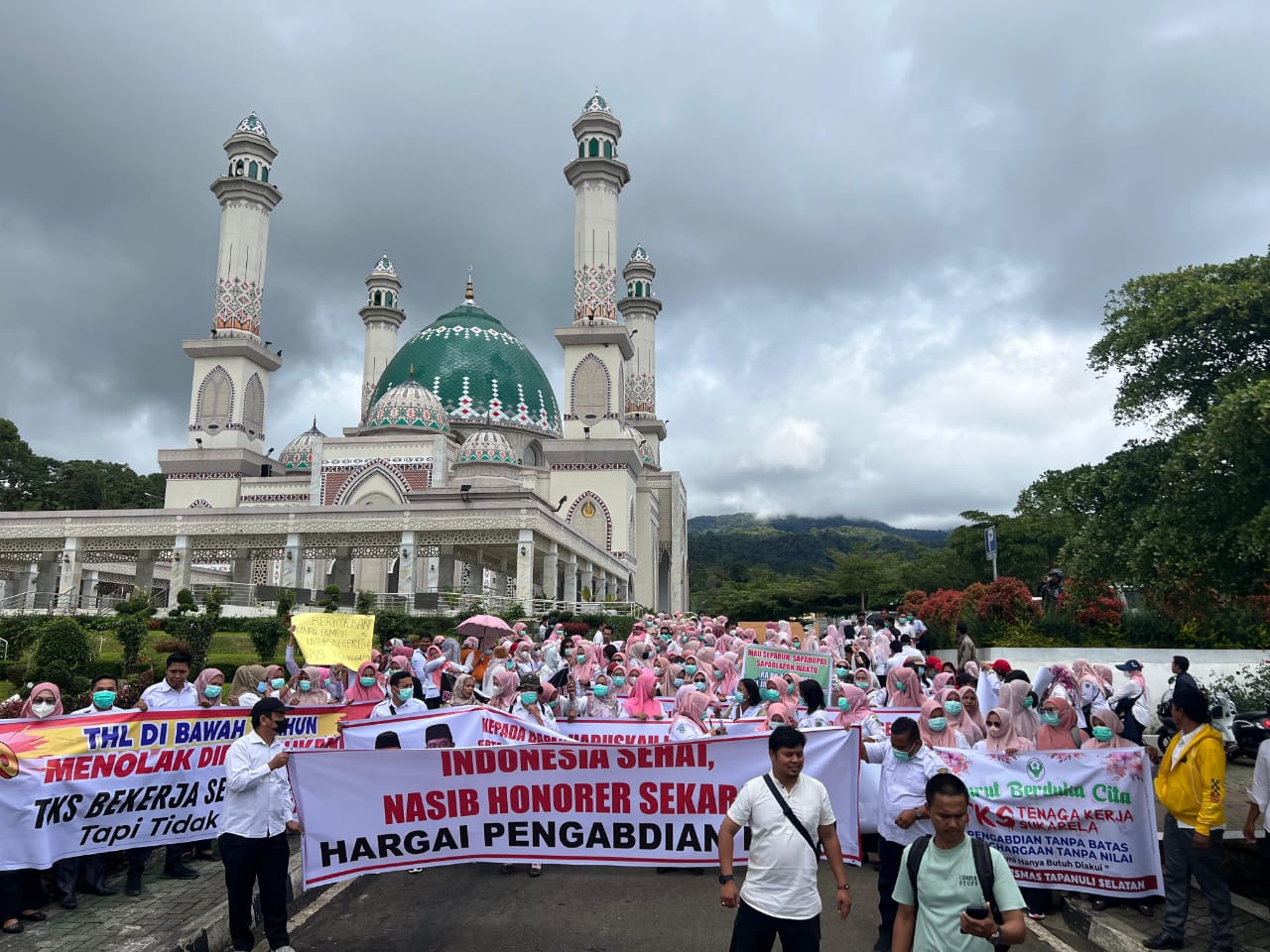 Ratusan massa aksi unjukrasa bergerak dari depan Masjid Agung Syahrun Nur menuju kantor DPRD Tapsel. (Waspada/Ist)