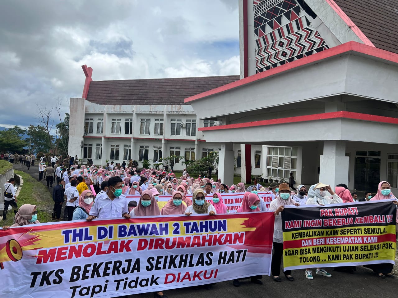 Honorer Tapsel Demo Tolak Dirumahkan, Kecam Dolly Pasaribu