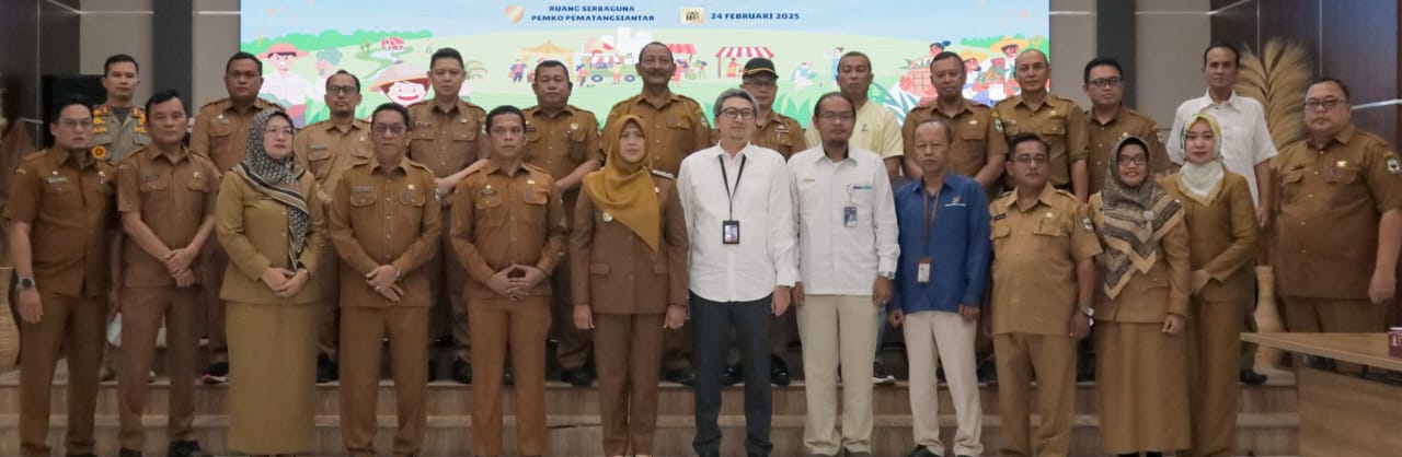 Wakil Wali Kota Herlina (enam kiri depan) pose bersama TPID dan lainnya saat mewakili Wali Kota Wesly Silalahi menyatakan mereka memiliki 13 program kerja 100 hari pada rapat teknis TPID di ruang serbaguna Pemko, Jl. Merdeka, Senin (24/2).(Waspada-Ist).