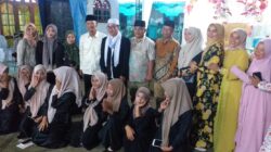 USTADZ Dr Zulkifli Nasution, MA (pakai lobe putih) bersama H Askim AS, Penghulu Nagari Pematang Gajing Amri Saragih serta ketua panitia pelaksanaan peringatan Israk Mikraj Nabi Besar Muhammad SAW berfoto bersama masyarakat Pematang Gajing. Waspada/t. junaidi