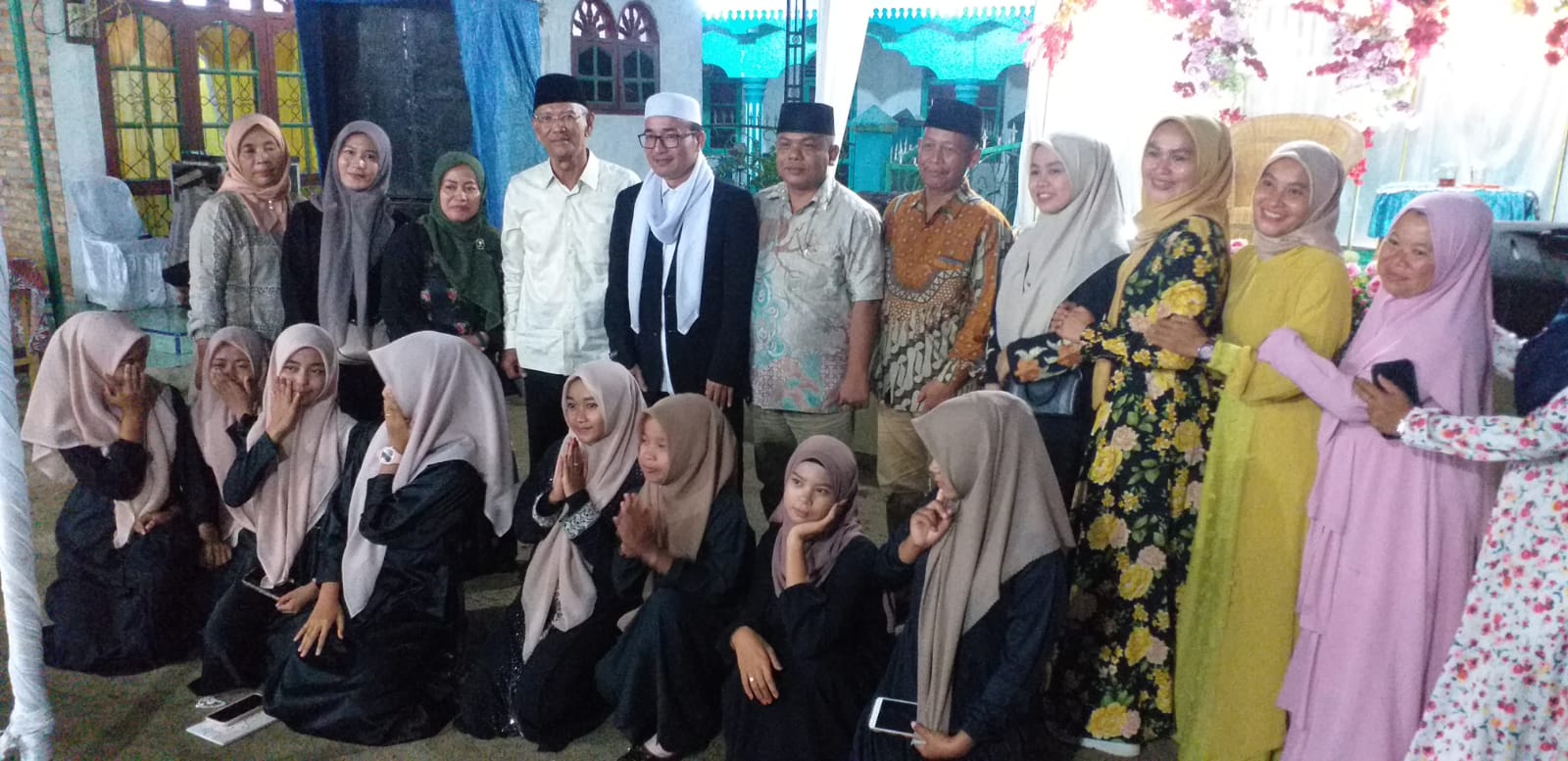 USTADZ Dr Zulkifli Nasution, MA (pakai lobe putih) bersama H Askim AS, Penghulu Nagari Pematang Gajing Amri Saragih serta ketua panitia pelaksanaan peringatan Israk Mikraj Nabi Besar Muhammad SAW berfoto bersama masyarakat Pematang Gajing. Waspada/t. junaidi