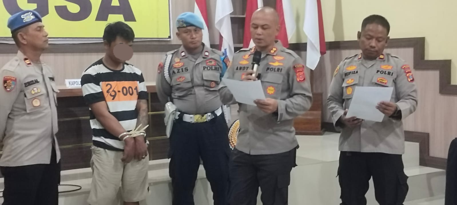 Kapolres Langsa, AKBP Andy Rahmansyah, SIK. SH. MH saat memberikan keterangan terkait pelaku utama, Noval Julianto, pembunuhan siswi MtsN yang ditemukan tewas dalam karung di Tabek Bunta, Nagari Sungai Tarab, Kabupaten Tanah Datar, Sumatera Barat, Selasa (25/2). Waspada/dede