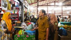 Wagub Aceh, Fadhlullah, sedang berinteraksi dengan seorang pedagang saat berkunjung ke Pasar Almahira, Lamdingin, untuk memantau kondisi harga-harga kebutuhan masyarakat jelang bilang suci Ramadhan. (Waspada/Ist)