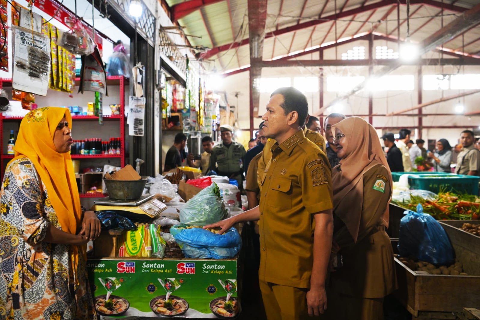 Wagub Aceh, Fadhlullah, sedang berinteraksi dengan seorang pedagang saat berkunjung ke Pasar Almahira, Lamdingin, untuk memantau kondisi harga-harga kebutuhan masyarakat jelang bilang suci Ramadhan. (Waspada/Ist)