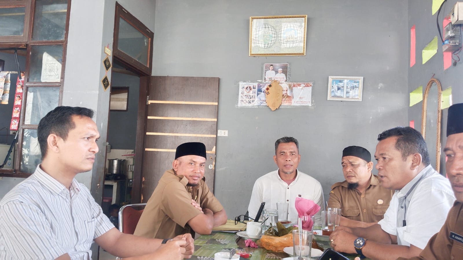 Saat pertemuan antara Kepala BPKD, Syukur S. Karo Karo dengan Heri Jaya M, S.Pd, MM guru SMP mewakili guru mulai dari tingkat SD dan SMP, dalam rangka mereka menuntut janji pembayaran tunjangan guru, yang dihadiri Kepala Dinas Pendidikan dan Kebudayaan Aceh Tenggara, Julkifli serta beberapa orang personel intel Polres Agara sebagai mediasi. Waspada/Seh Muhammad Amin