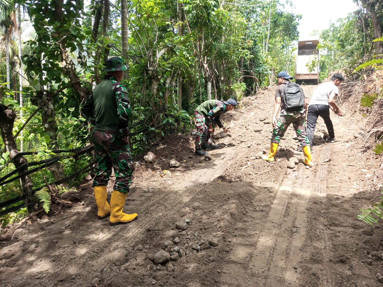 Tampak dalam gambar Tim Satgas TMMD Reguler ke 123 Kodim 0112/Sabang terus pacu penyelesaian pembangunan jalan baru di Jaboi Sabang. (Waspada/ist)