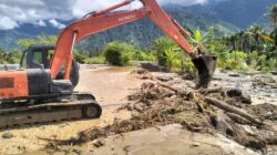 Alat berat BPBD Agara saat memperbaiki jebolnya beberapa meter tanggul sungai Lawe Kinga Kecamatan Lawe Sumur. Waspada/Seh Muhammad Amin