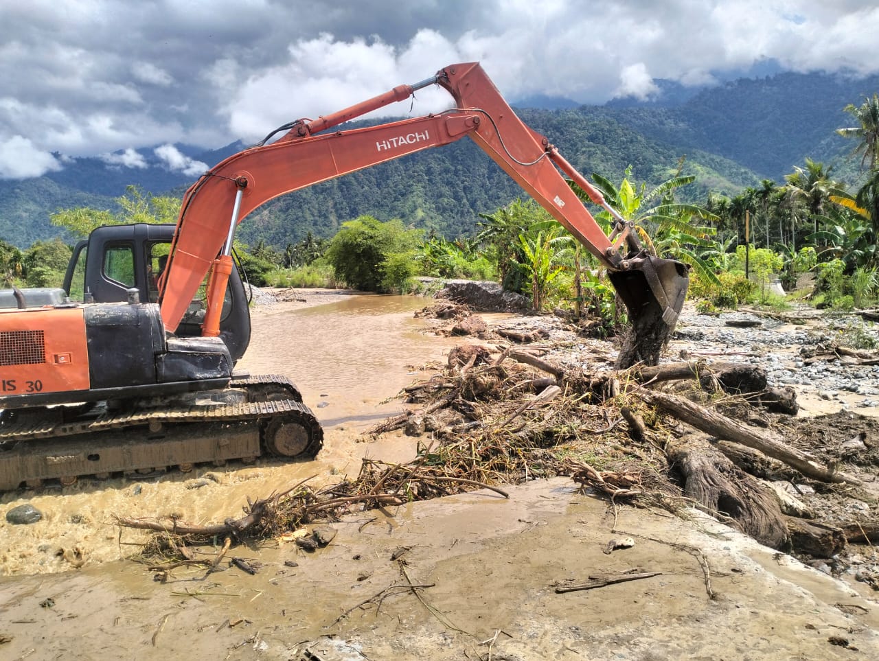 Alat berat BPBD Agara saat memperbaiki jebolnya beberapa meter tanggul sungai Lawe Kinga Kecamatan Lawe Sumur. Waspada/Seh Muhammad Amin