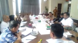 Rapat kerja Komisi III DPRK Aceh Tamiang Bersama BUMD PT Kwala Simpang Petroleum terkait pengelolaan sumur minyak, Selasa (25/2). (Waspada/Yusri).