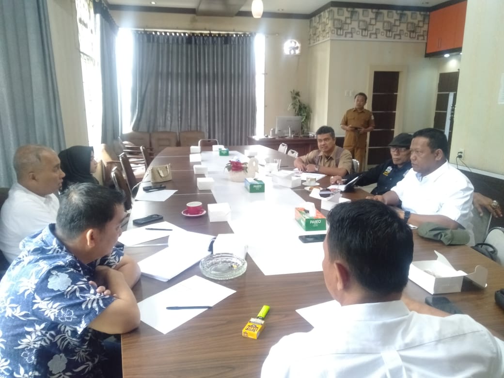 Rapat kerja Komisi III DPRK Aceh Tamiang Bersama BUMD PT Kwala Simpang Petroleum terkait pengelolaan sumur minyak, Selasa (25/2). (Waspada/Yusri).