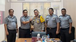 Kalapas Kelas IIB Lubukpakam Hakim Sanjaya salam komando dengan Kapolresta Deliserdang, Kombes Pol Raphael Sandhy Cahya Priambodo. (Waspada/ist).