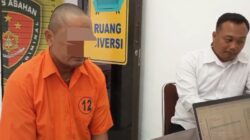 Tersangka pelaku pencabulan terhadap anak tirinya saat menjalani pemeriksaan di Polres Asahan. Waspada/Sapriadi