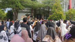 Saat ratusan guru demo di Gedung DPRK Agara Soal Tunjangan Mereka Tak Kunjung Dibayarkan. Waspada/Seh Muhammad Amin