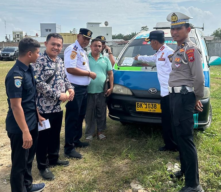 Kadis Perhubungan Sergai Gunawan didampingi Sekretaris Dishub Subkhan Ikhsan Siregar bersama petugas lainnya saat menggelar ramp chek di terminal tipe C Dolok Masihul di Kel.Dolok Masihul Kab.Sergai, Selasa (25/2) Waspada/Ist